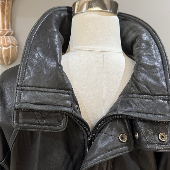 Men's Sleek Black Leather Bomber Jacket - Picture 2 of 15